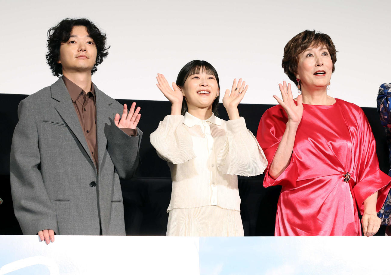 「風のマジム」舞台あいさつで手を振る、左から染谷将太、伊藤沙莉、高畑淳子（撮影・浅見桂子）