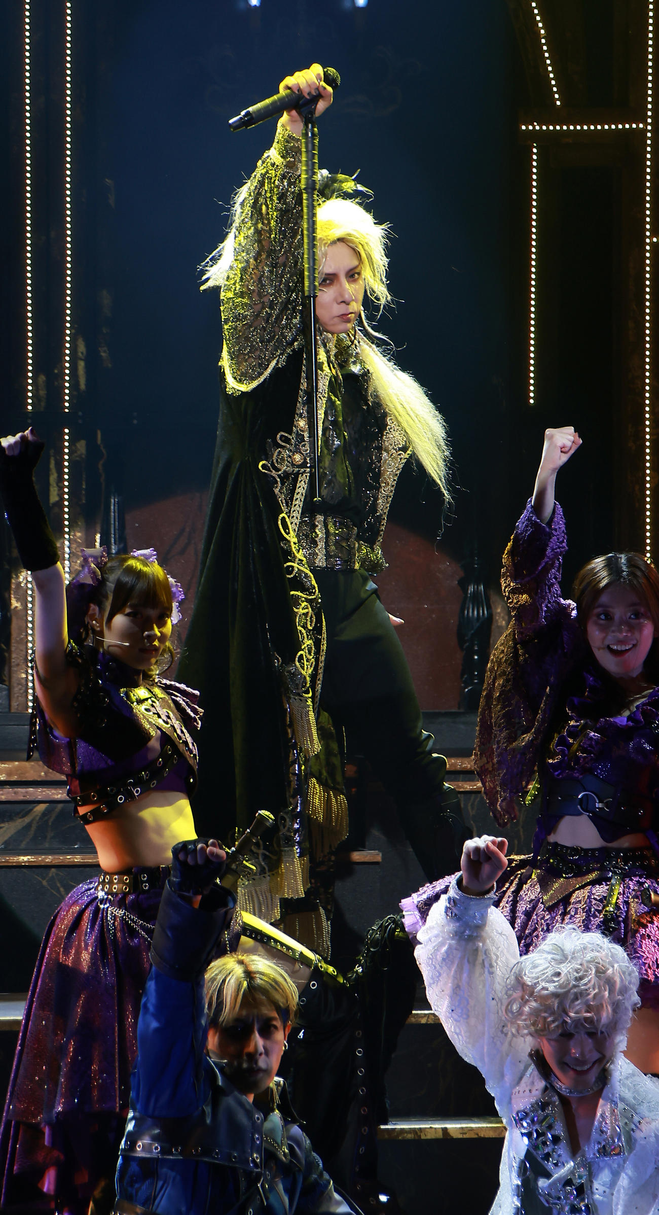 ミュージカル「キルバーン」で熱演する松岡充（上）（撮影・中島郁夫）
