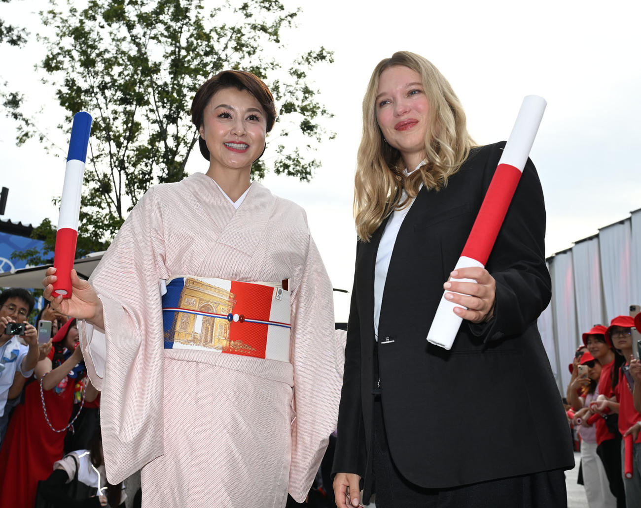 「AKAIITO」セレモニーでフォトセッションに応じる日本館名誉館長の藤原紀香（左）とフランス館アンバサダーのレア・セドゥ（撮影・和賀正仁）