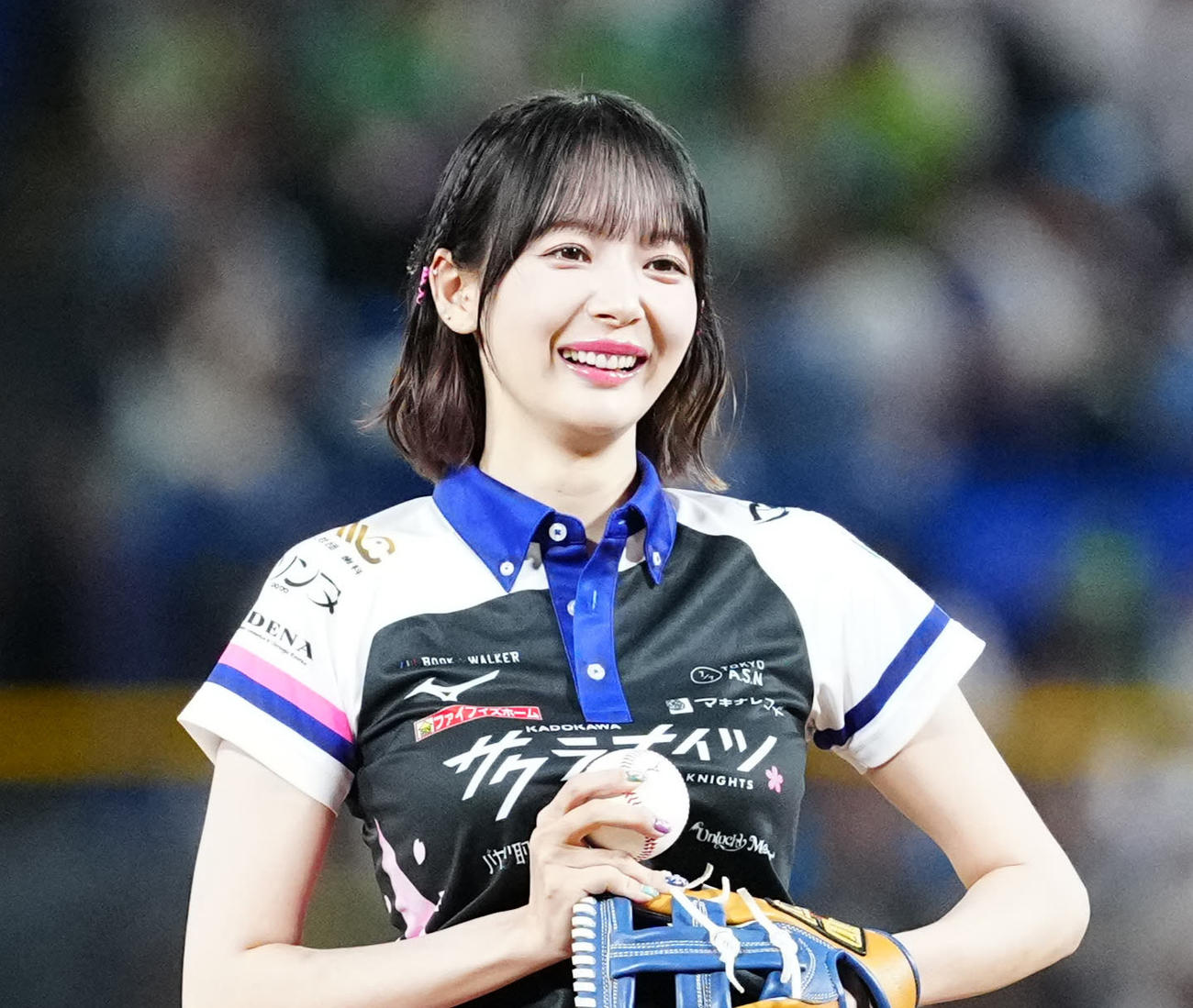 ヤクルト対DeNA　試合前、始球式に臨む岡田紗佳（撮影・江口和貴）