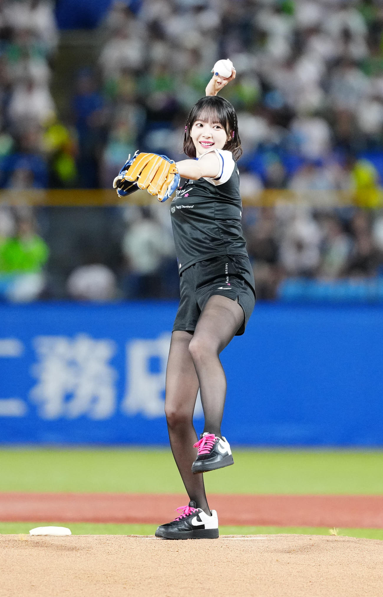 ヤクルト対DeNA　試合前、始球式に臨む岡田紗佳（撮影・江口和貴）