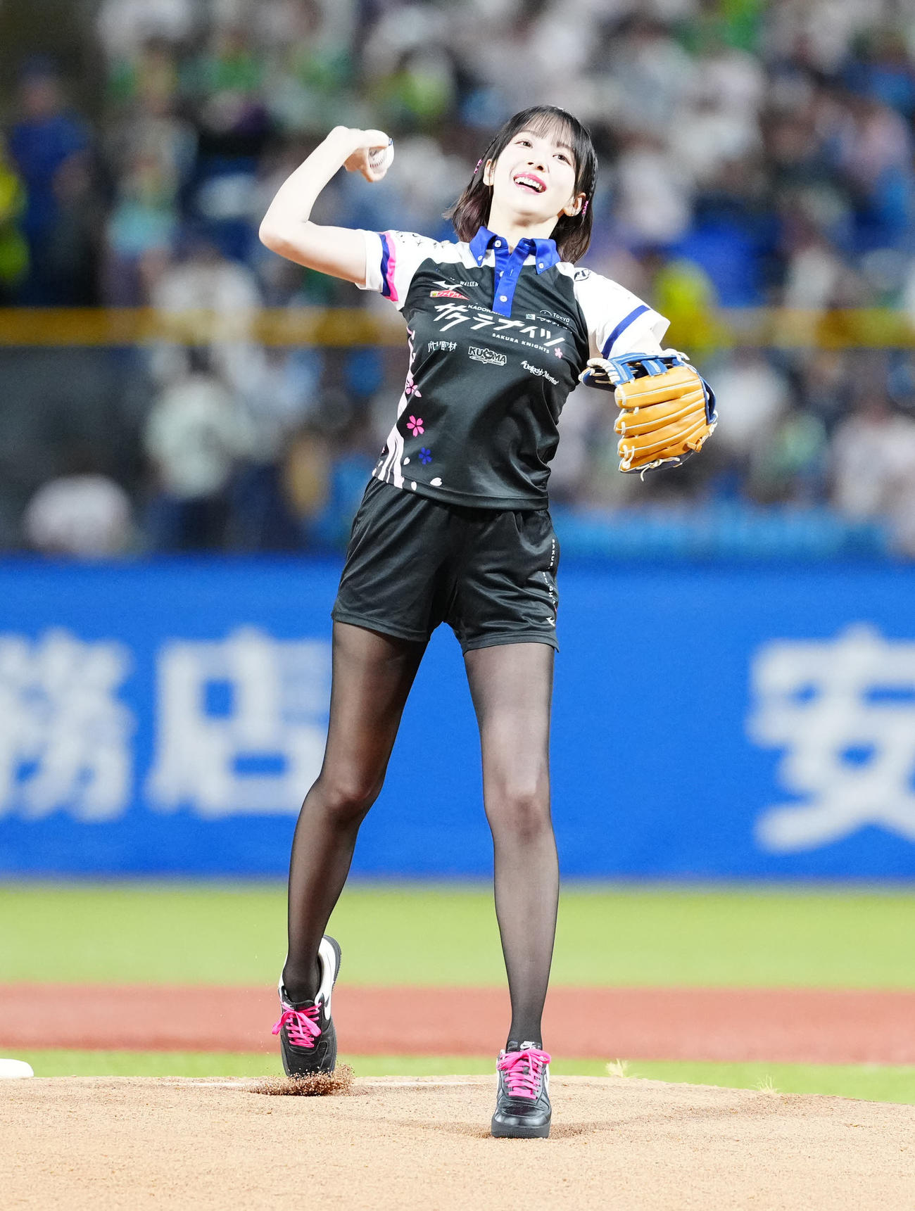 ヤクルト対DeNA　試合前、始球式に臨む岡田紗佳（撮影・江口和貴）