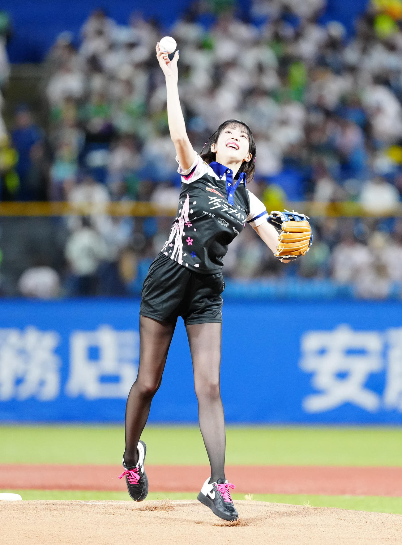 ヤクルト対DeNA　試合前、始球式に臨む岡田紗佳（撮影・江口和貴）
