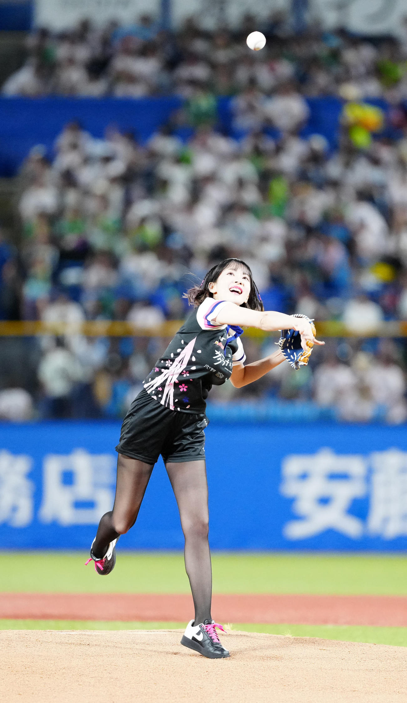 ヤクルト対DeNA　試合前、始球式に臨む岡田紗佳（撮影・江口和貴）