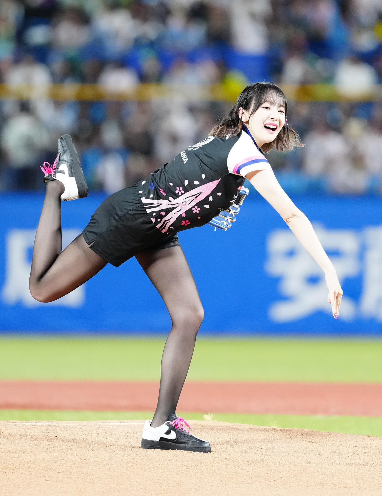 ヤクルト対DeNA　試合前、始球式に臨む岡田紗佳（撮影・江口和貴）