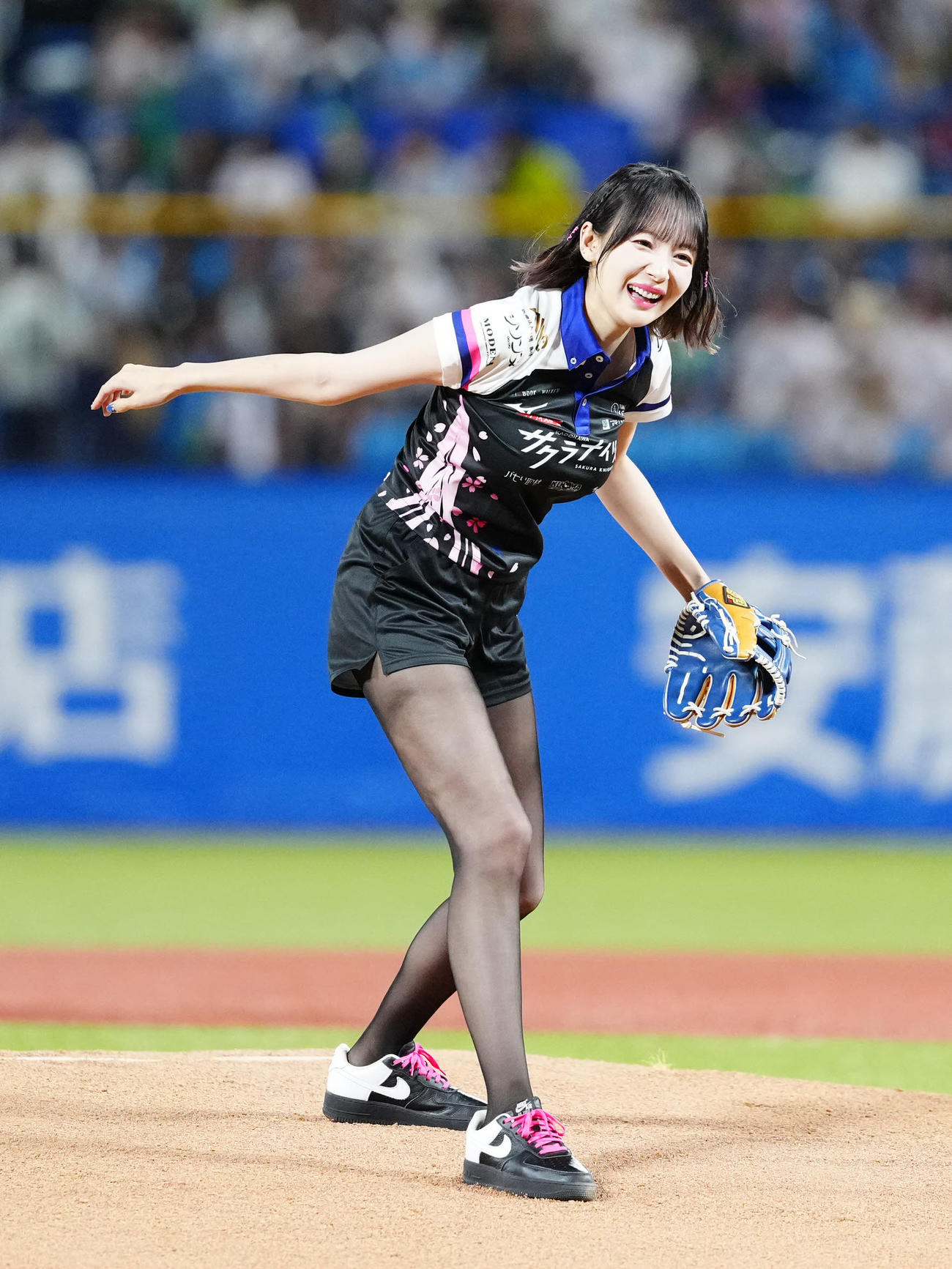 ヤクルト対DeNA　試合前、始球式に臨む岡田紗佳（撮影・江口和貴）