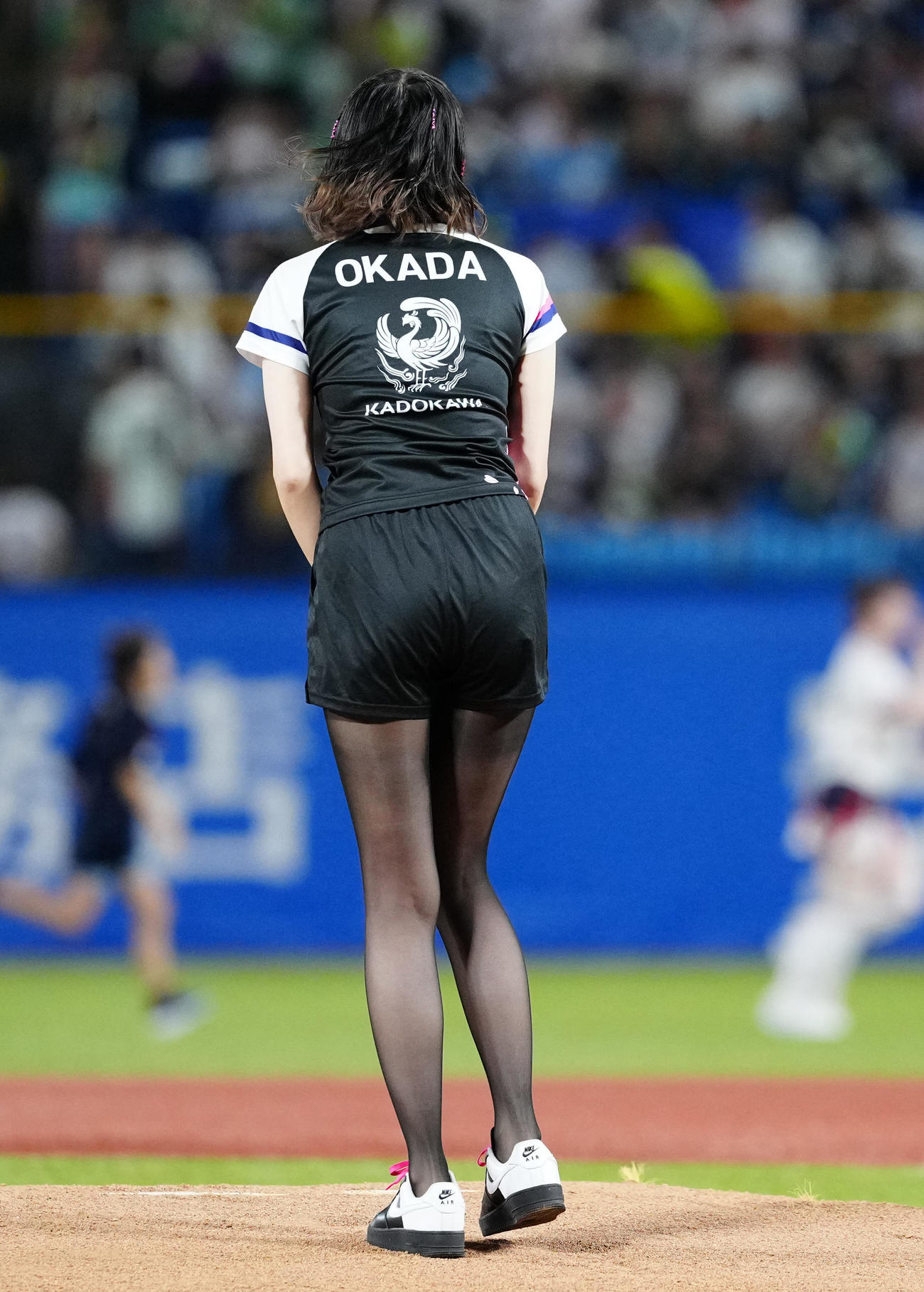 ヤクルト対DeNA　試合前、始球式に臨む岡田紗佳（撮影・江口和貴）