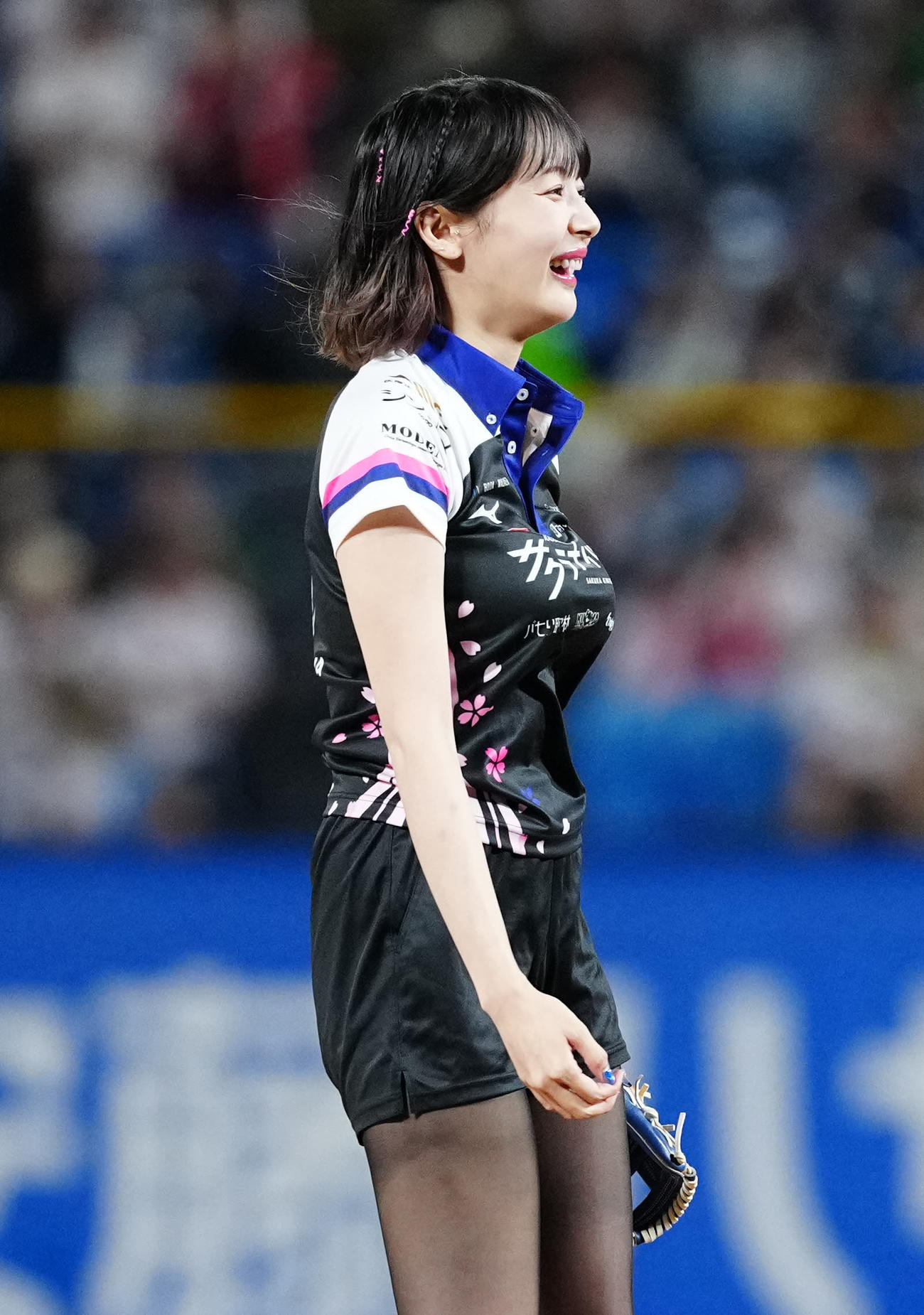 ヤクルト対DeNA　試合前、始球式に臨んだ岡田紗佳（撮影・江口和貴）