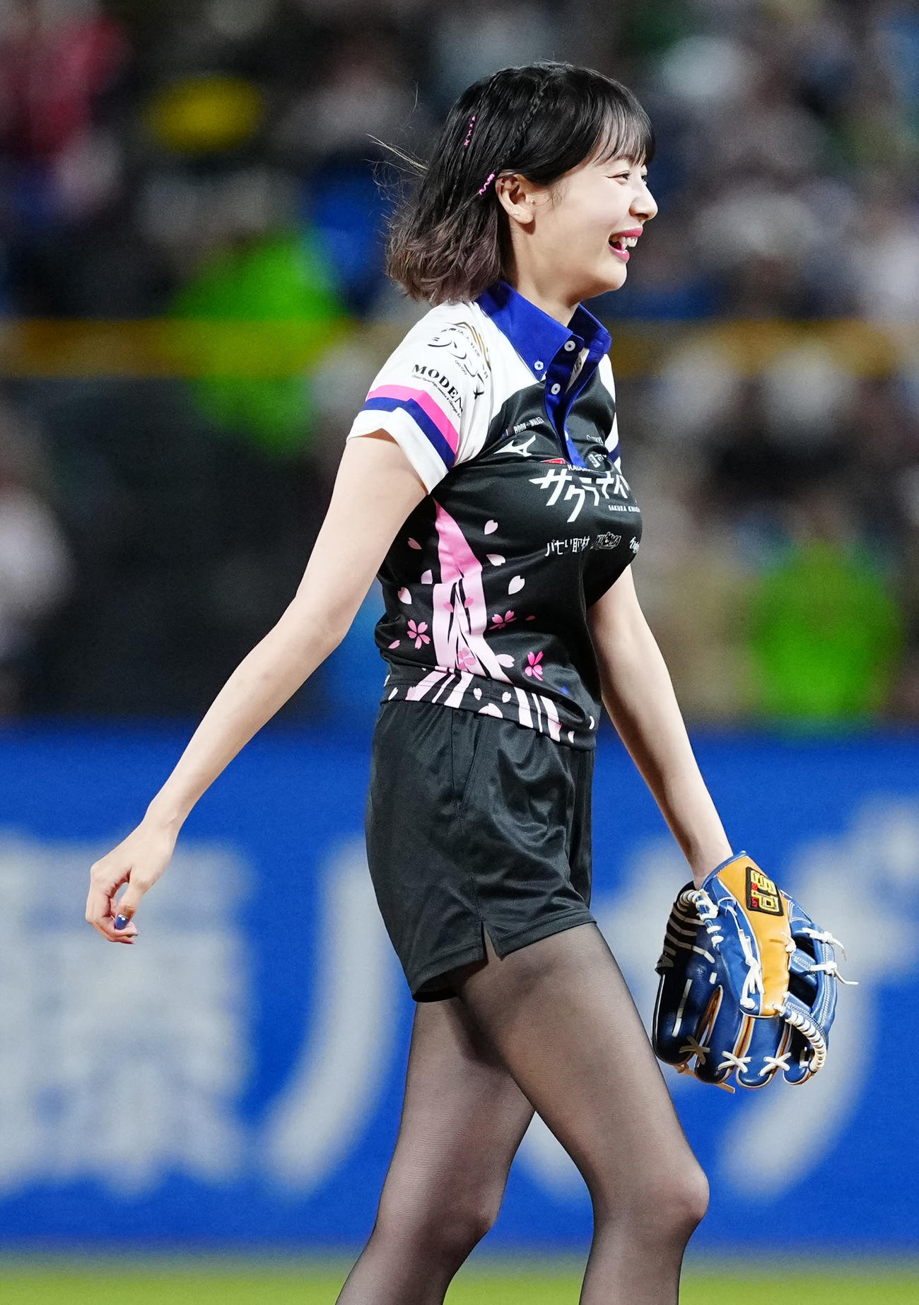 ヤクルト対DeNA　試合前、始球式に臨んだ岡田紗佳（撮影・江口和貴）