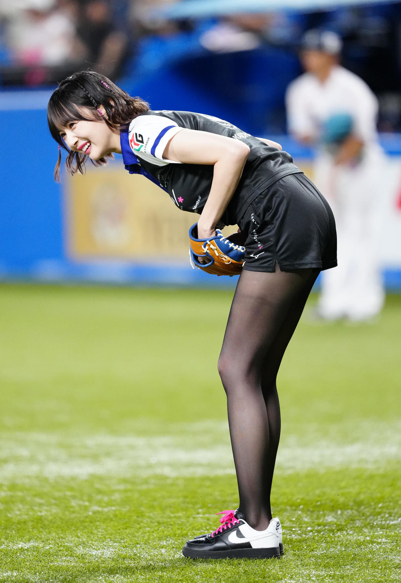 ヤクルト対DeNA　試合前、始球式に臨む岡田紗佳（撮影・江口和貴）