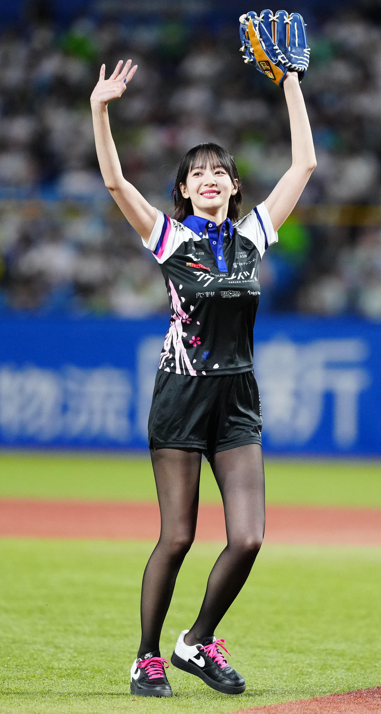 ヤクルト対DeNA　試合前、始球式に臨んだ岡田紗佳（撮影・江口和貴）