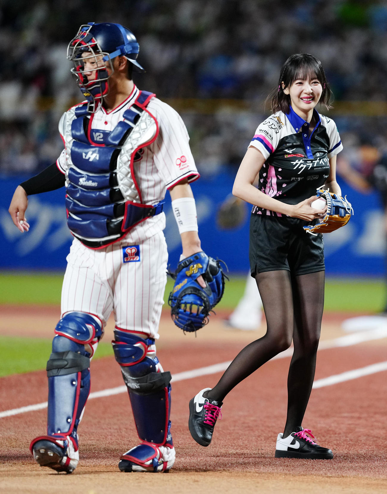 ヤクルト対DeNA　試合前、始球式に臨んだ岡田紗佳（撮影・江口和貴）