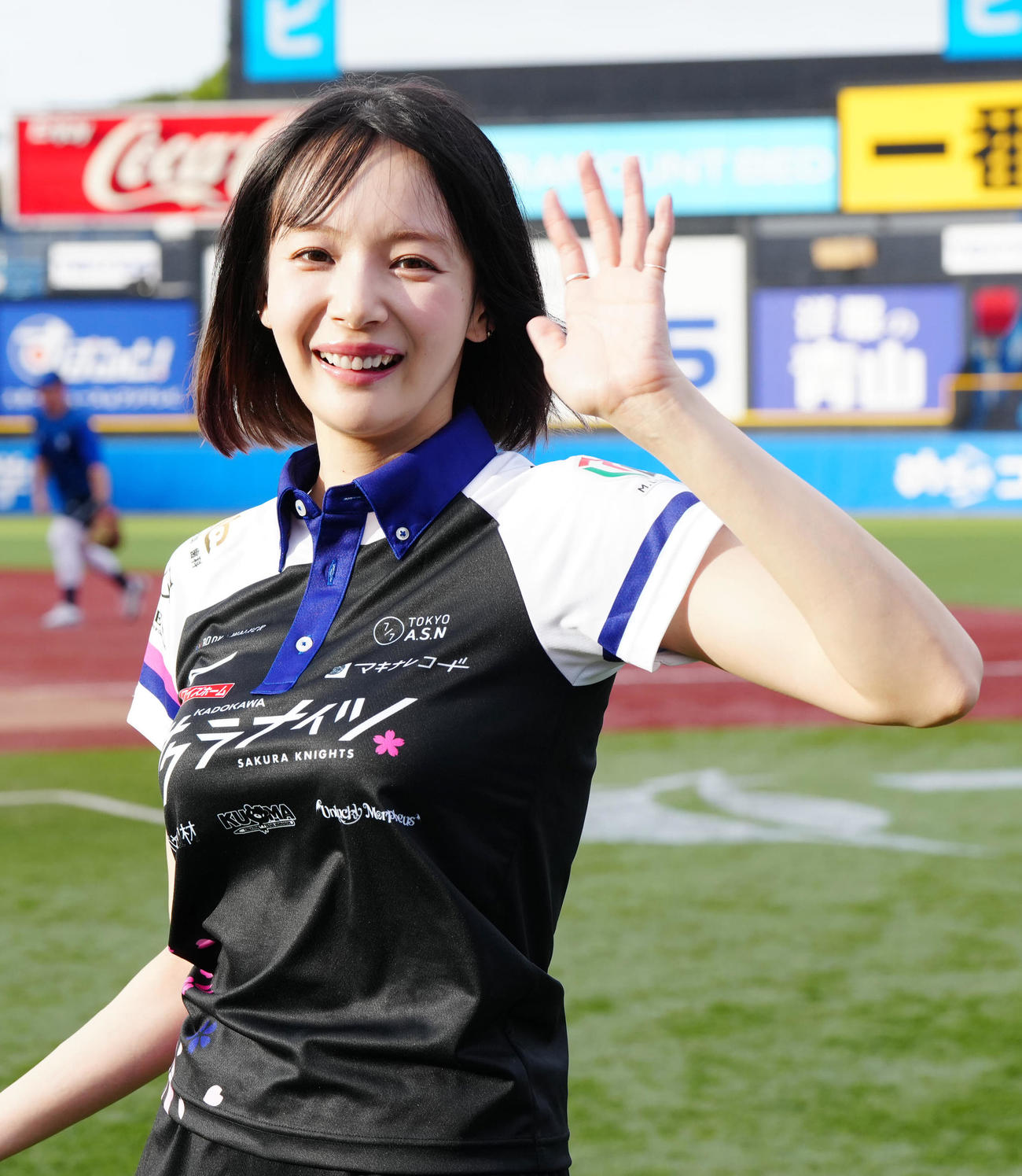 ヤクルト対DeNA　試合前、始球式の練習を行った岡田紗佳（撮影・江口和貴）