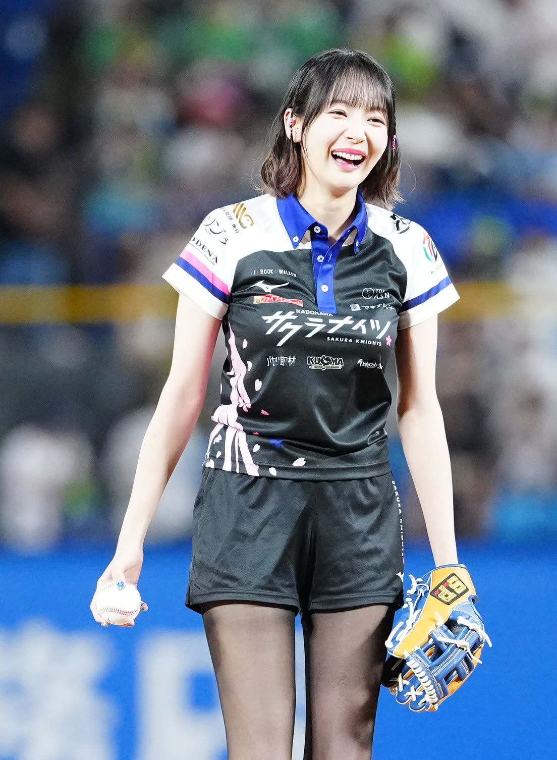 ヤクルト対DeNA　試合前、始球式に臨む岡田紗佳（撮影・江口和貴）