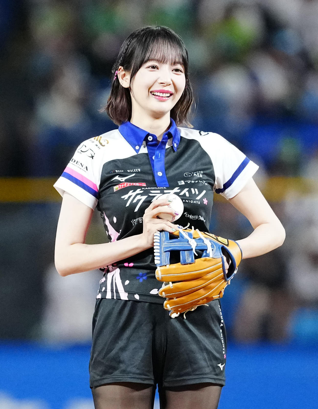 ヤクルト対DeNA　試合前、始球式に臨む岡田紗佳（撮影・江口和貴）