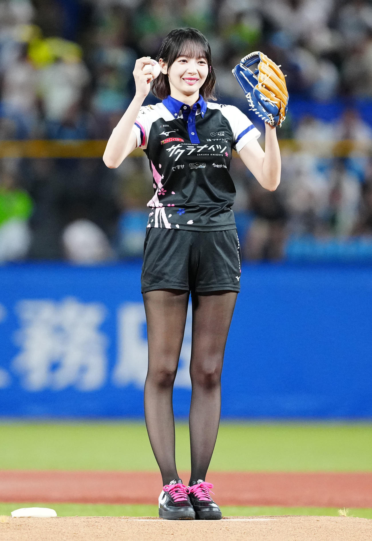 ヤクルト対DeNA　試合前、始球式に臨む岡田紗佳（撮影・江口和貴）