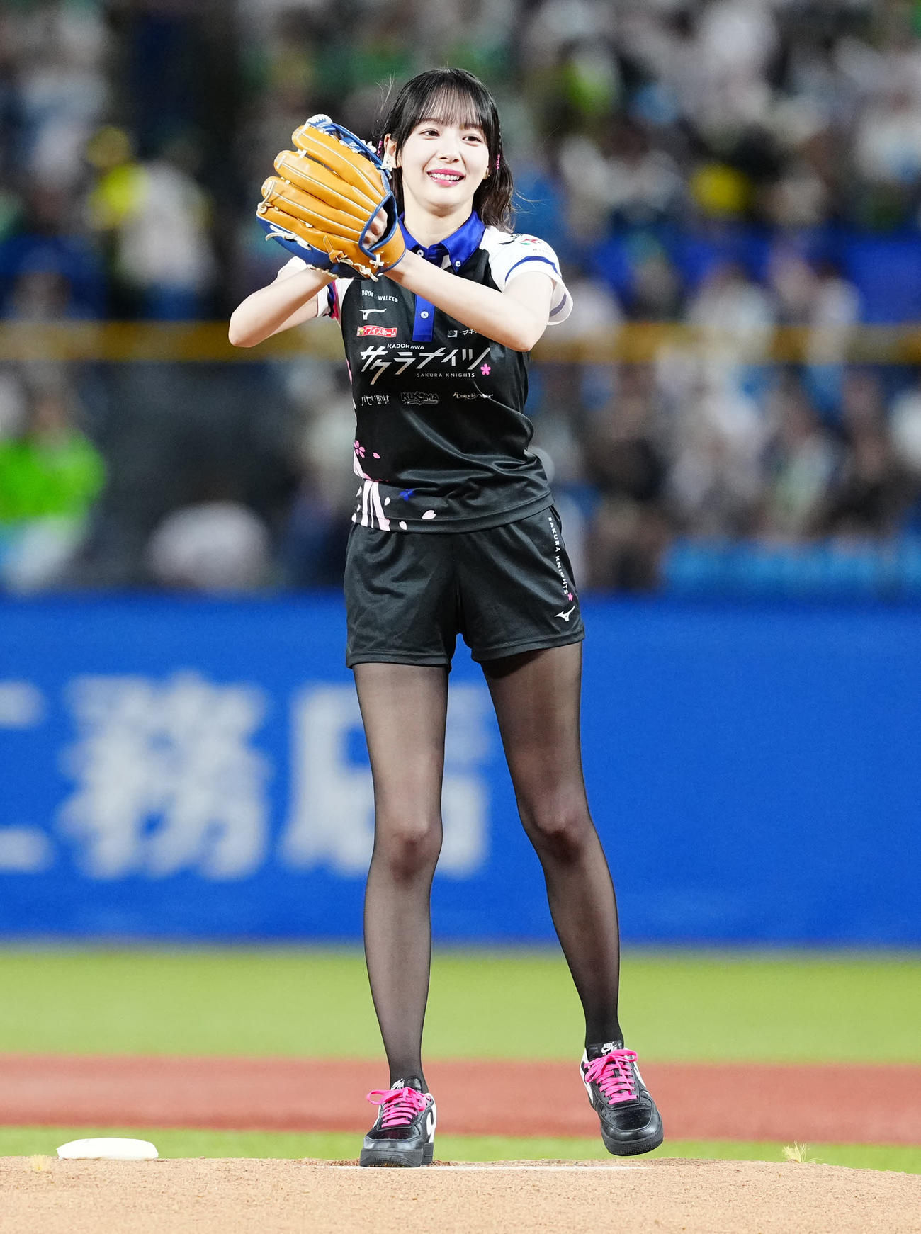 ヤクルト対DeNA　試合前、始球式に臨む岡田紗佳（撮影・江口和貴）