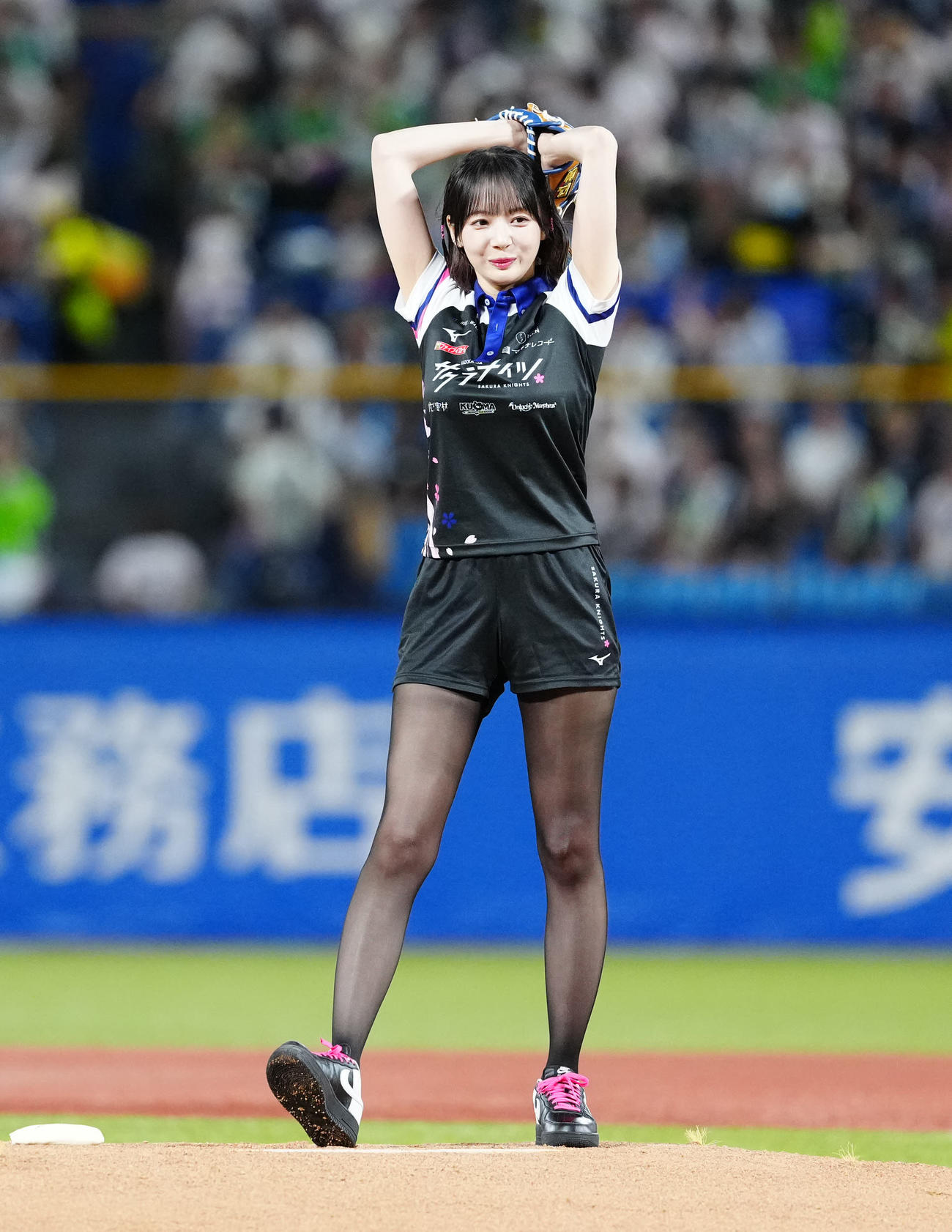 ヤクルト対DeNA　試合前、始球式に臨む岡田紗佳（撮影・江口和貴）