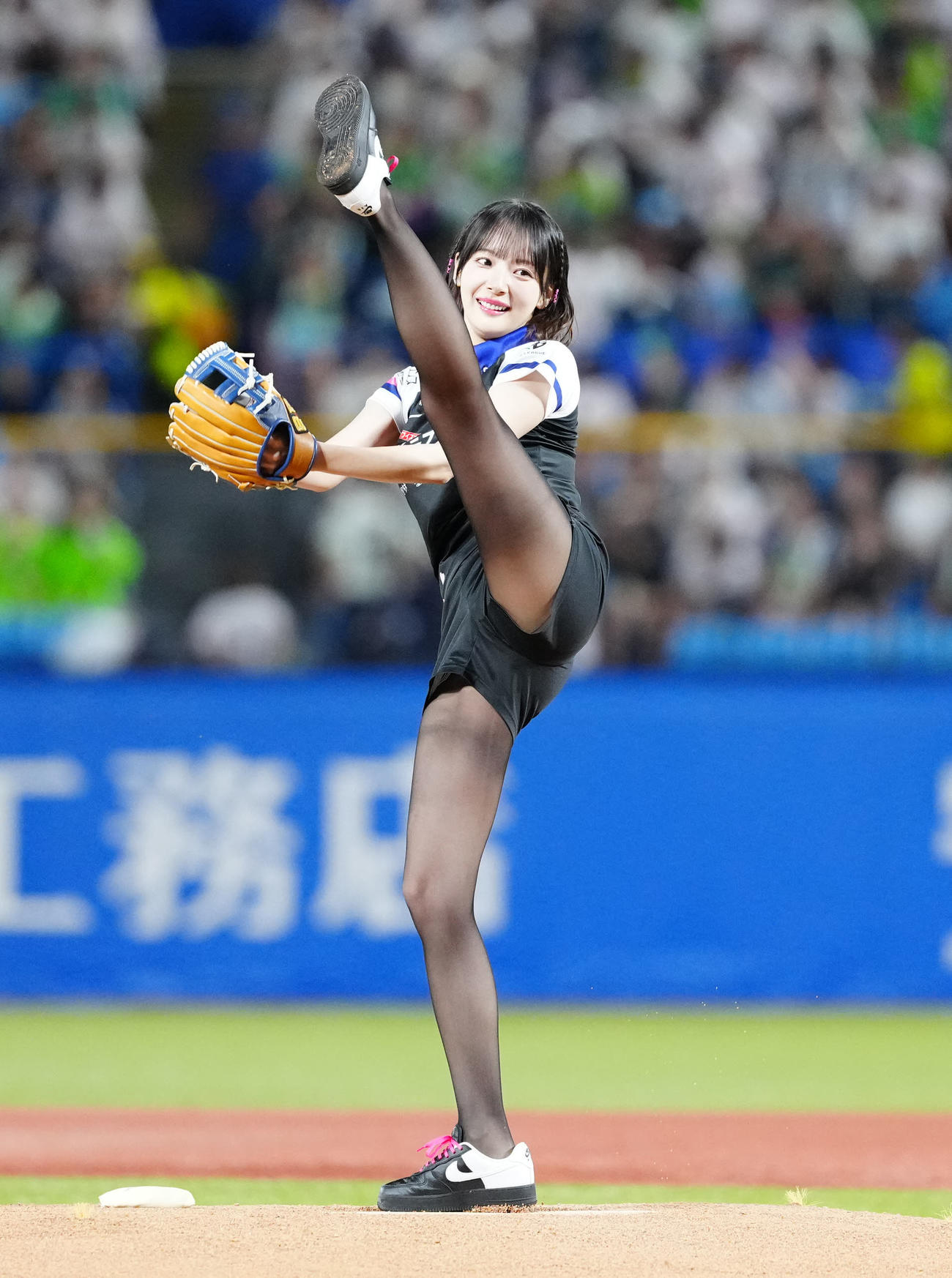 ヤクルト対DeNA　試合前、始球式に臨む岡田紗佳（撮影・江口和貴）
