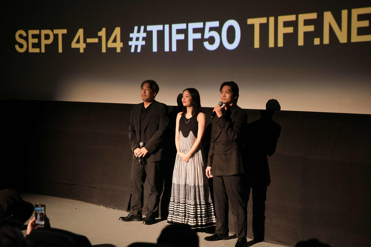 スペシャル・プレゼンテーション部門に出品されたトロント映画祭に参加した「遠い山なみの光」の、左から石川慶監督、広瀬すず、松下洸平