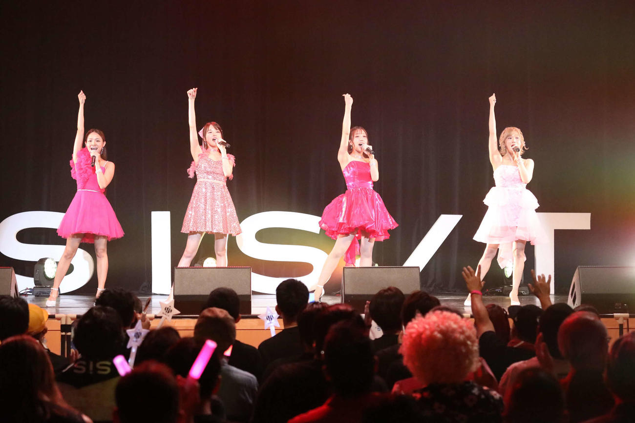 初の東名阪ツアー「あなたの街まで」最終公演を行ったsis。左から太良理穂子、かのうみゆ、あさ陽あい、MAKOTO.