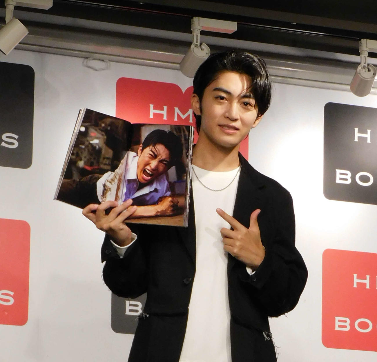 1st写真集「hiSTORY 1」の発売記念イベントに登場しお気に入りカットを見せる日野友輔（撮影・寺本吏輝）