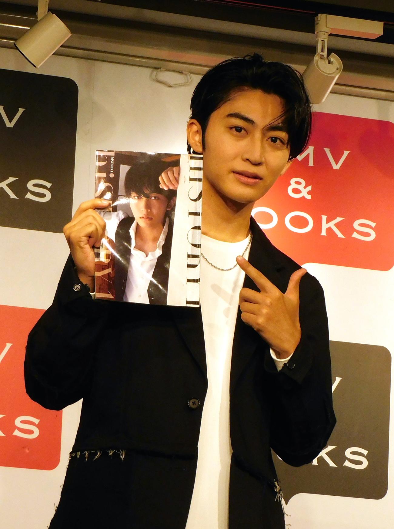 1st写真集「hiSTORY 1」の発売記念イベントに登場した日野友輔（撮影・寺本吏輝）