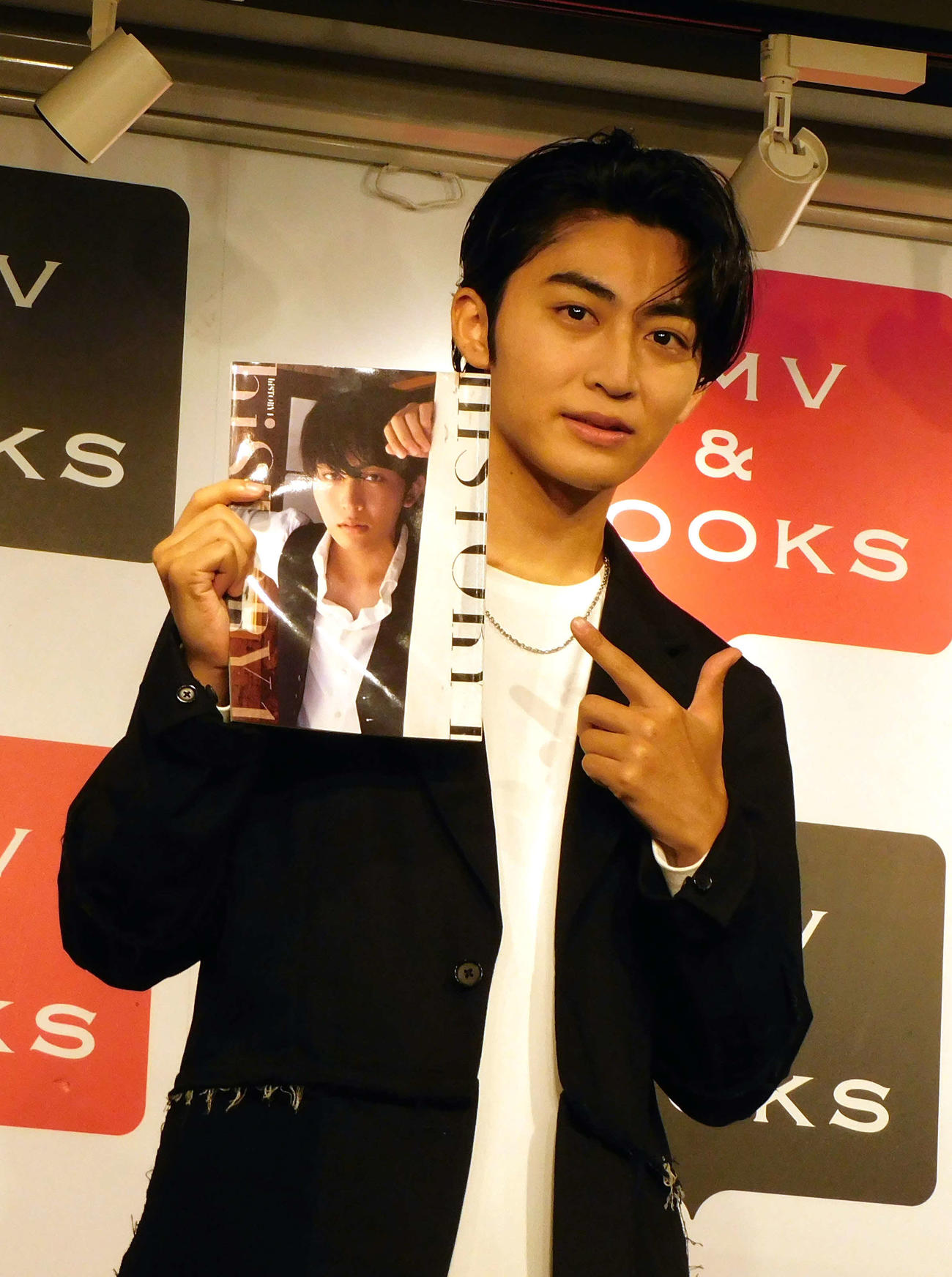 1st写真集「hiSTORY 1」の発売記念イベントに登場した日野友輔（撮影・寺本吏輝）
