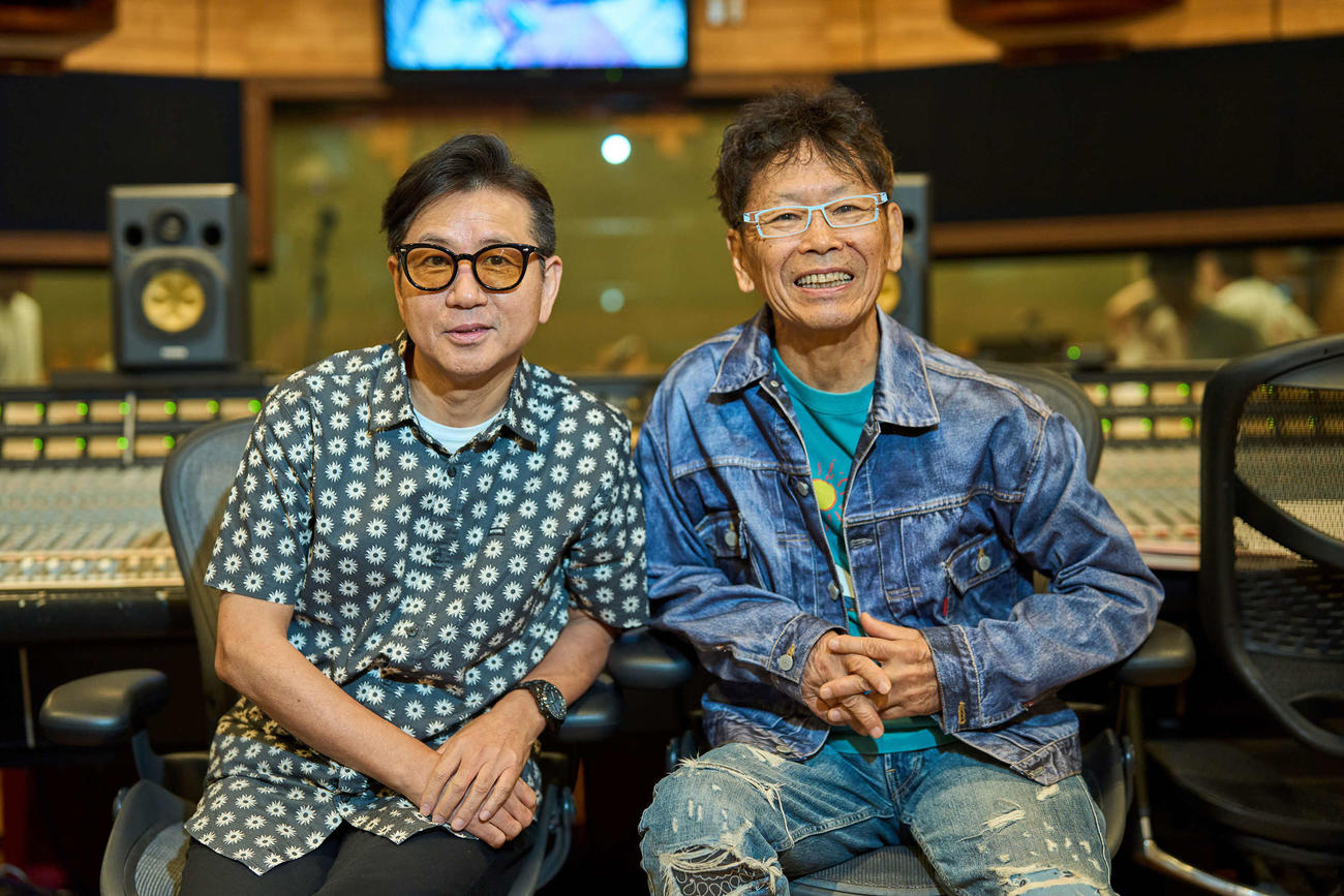 南こうせつ（右）とかぐや姫「僕の胸でおやすみ」をカバーする藤井フミヤ