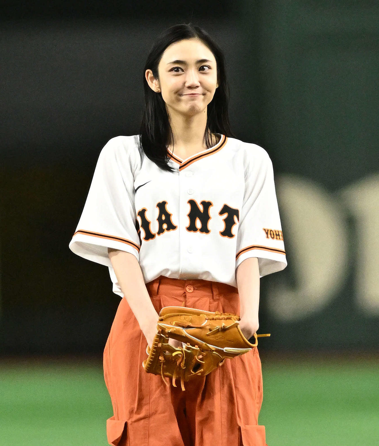 2023年7月13日、巨人対広島の始球式に臨む山谷花純