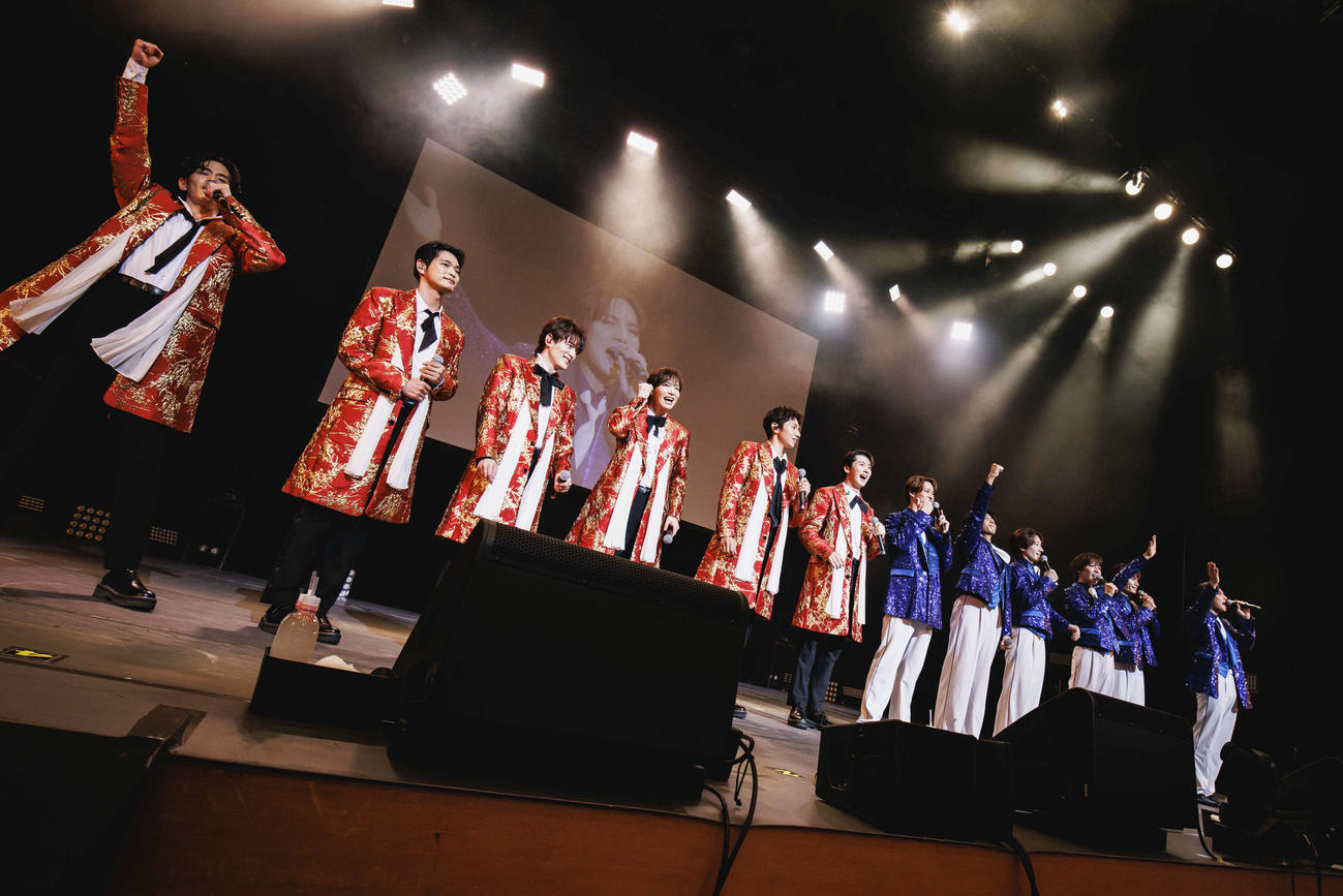 「SHOW－WA　＆　MATSURI　コンサート2025 in　明治座」を開催したSHOW－WA　＆　MATSURI。左から井筒雄太、青山隼、向山毅、塩田将己、山本佳志、寺田真二郎、渡辺真、橋爪健二、小野寺翼、松岡卓弥、鈴木渉、柳田優樹