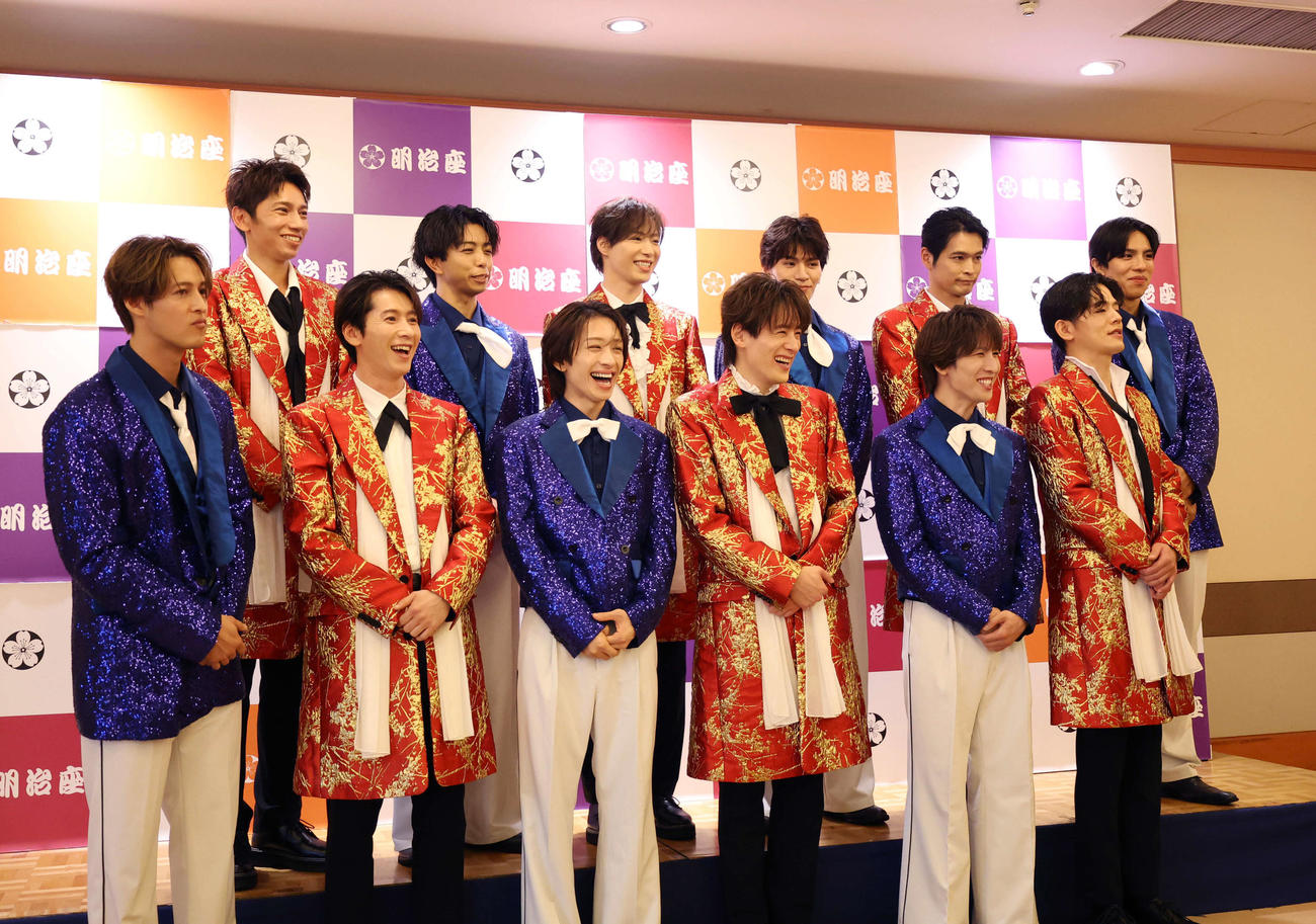 笑顔で話をするSHOW－WA＆MATSURI。下段左から渡辺真、寺田真二郎、小野寺翼、向山毅、松岡卓弥、井筒雄太。上段左から山本佳志、橋爪健二、塩田将己、鈴木渉、青山隼、柳田優樹（撮影・増田悦実）