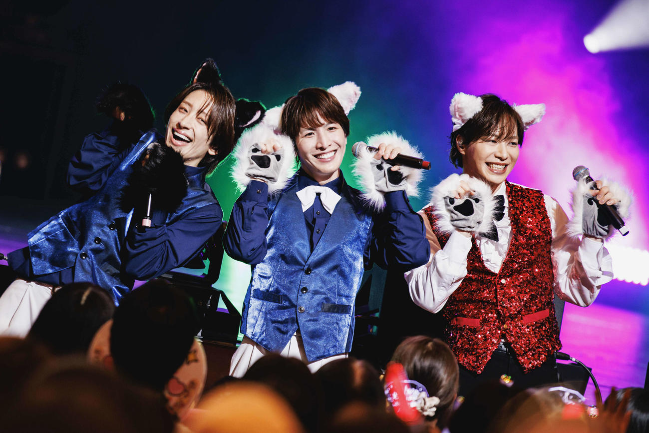 「SHOW－WA　＆　MATSURI　コンサート2025 in　明治座」でパフォーマンスする左から小野寺翼、松岡卓弥、塩田将己