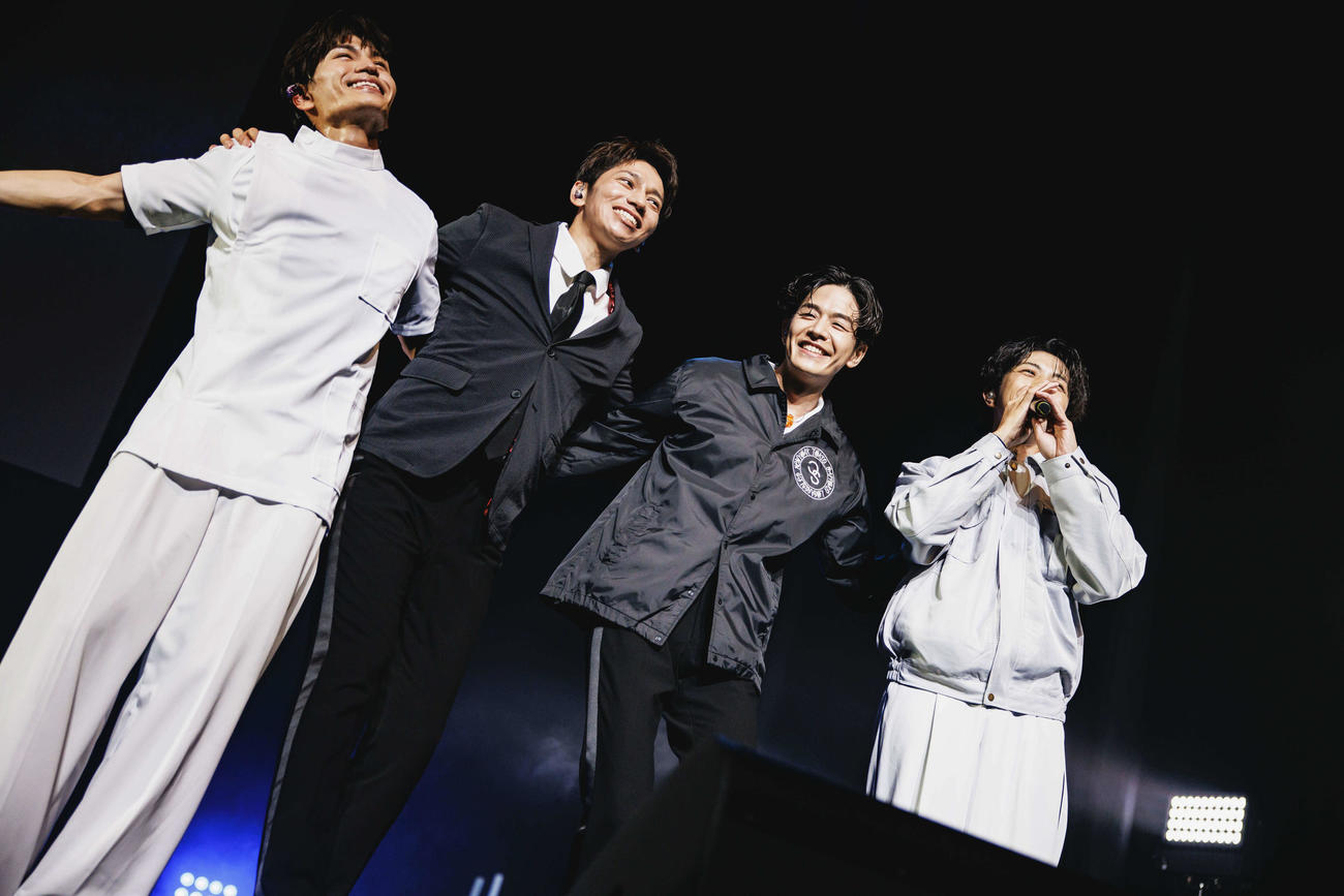 「SHOW－WA　＆　MATSURI　コンサート2025 in　明治座」でパフォーマンスする、左から鈴木渉、山本佳志、井筒雄太、橋爪健二