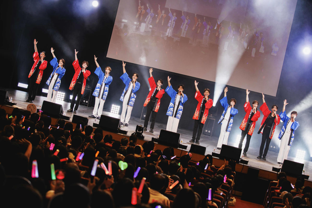 「SHOW－WA　＆　MATSURI　コンサート2025 in　明治座」でパフォーマンスするSHOW－WA　＆　MATSURI