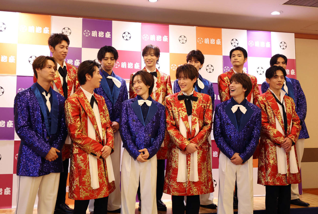 笑顔でガッツポーズをするSHOW－WA＆MATSURI。下段左から渡辺真、寺田真二郎、小野寺翼、向山毅、松岡卓弥、井筒雄太。上段左から山本佳志、橋爪健二、塩田将己、鈴木渉、青山隼、柳田優樹（撮影・増田悦実）