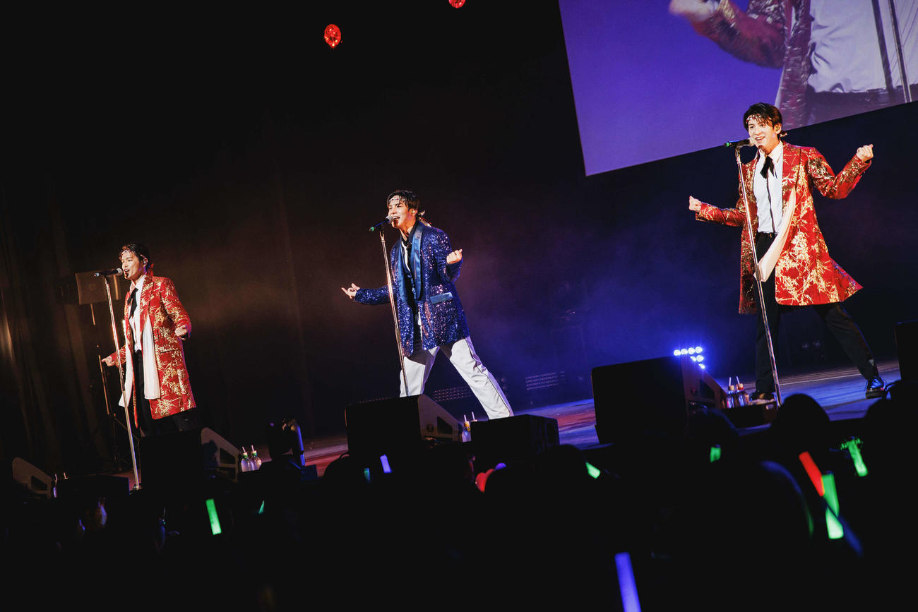 「SHOW－WA　＆　MATSURI　コンサート2025 in　明治座」でパフォーマンスする左から青山隼、柳田優樹、寺田真二郎