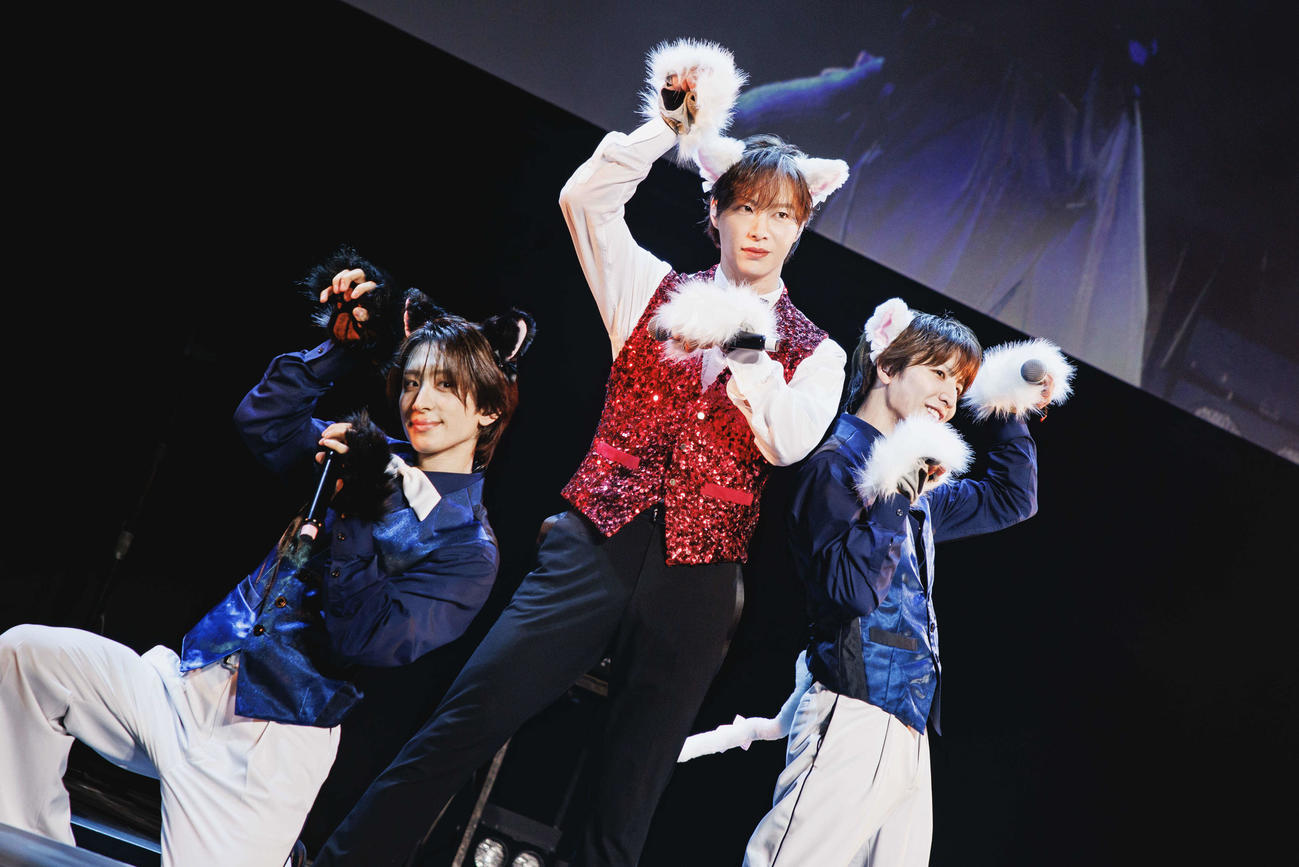 「SHOW－WA　＆　MATSURI　コンサート2025 in　明治座」でパフォーマンスする左から小野寺翼、塩田将己、松岡卓弥
