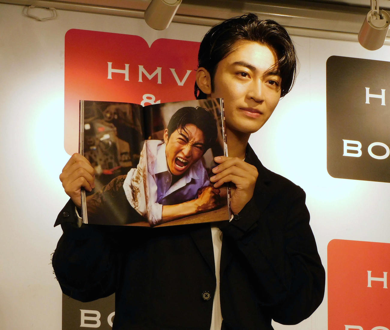 1st写真集「hiSTORY 1」の発売記念イベントに登場しお気に入りカットを見せる日野友輔（撮影・寺本吏輝）