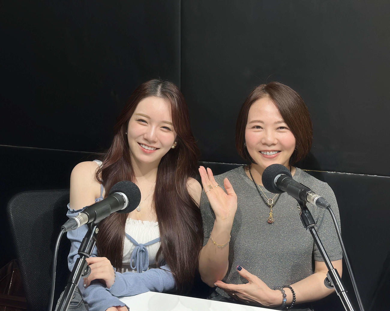 ラジオレギュラーが決まった母娘ユニット、ゆいがーるのAYANE（左）＆SHOKO