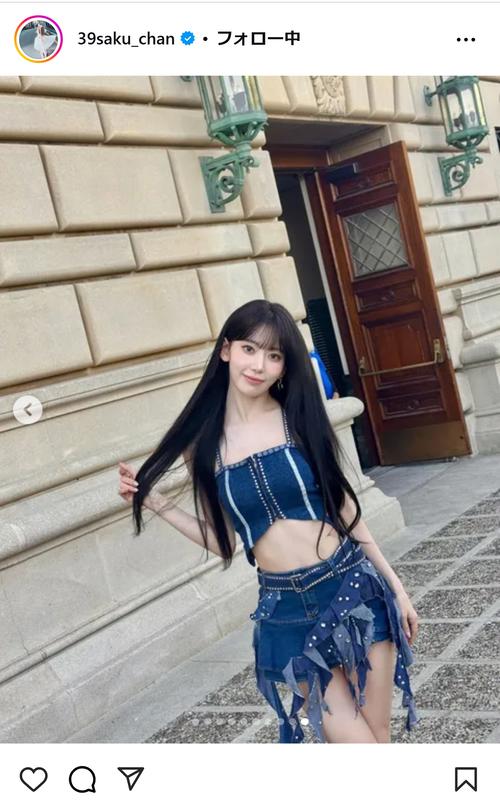 ルセラフィム宮脇咲良「超かわいい」チラリおへそデニムミニスカ衣装