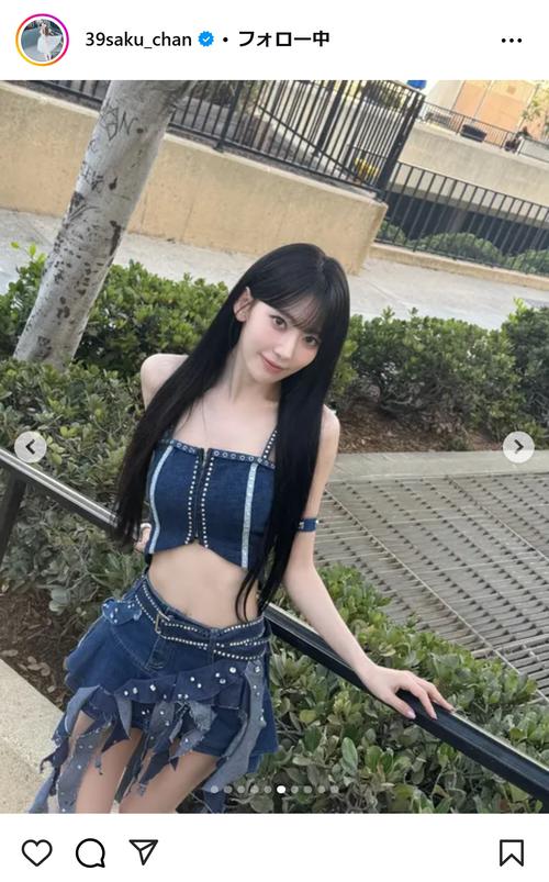 ルセラフィム宮脇咲良「超かわいい」チラリおへそデニムミニスカ衣装