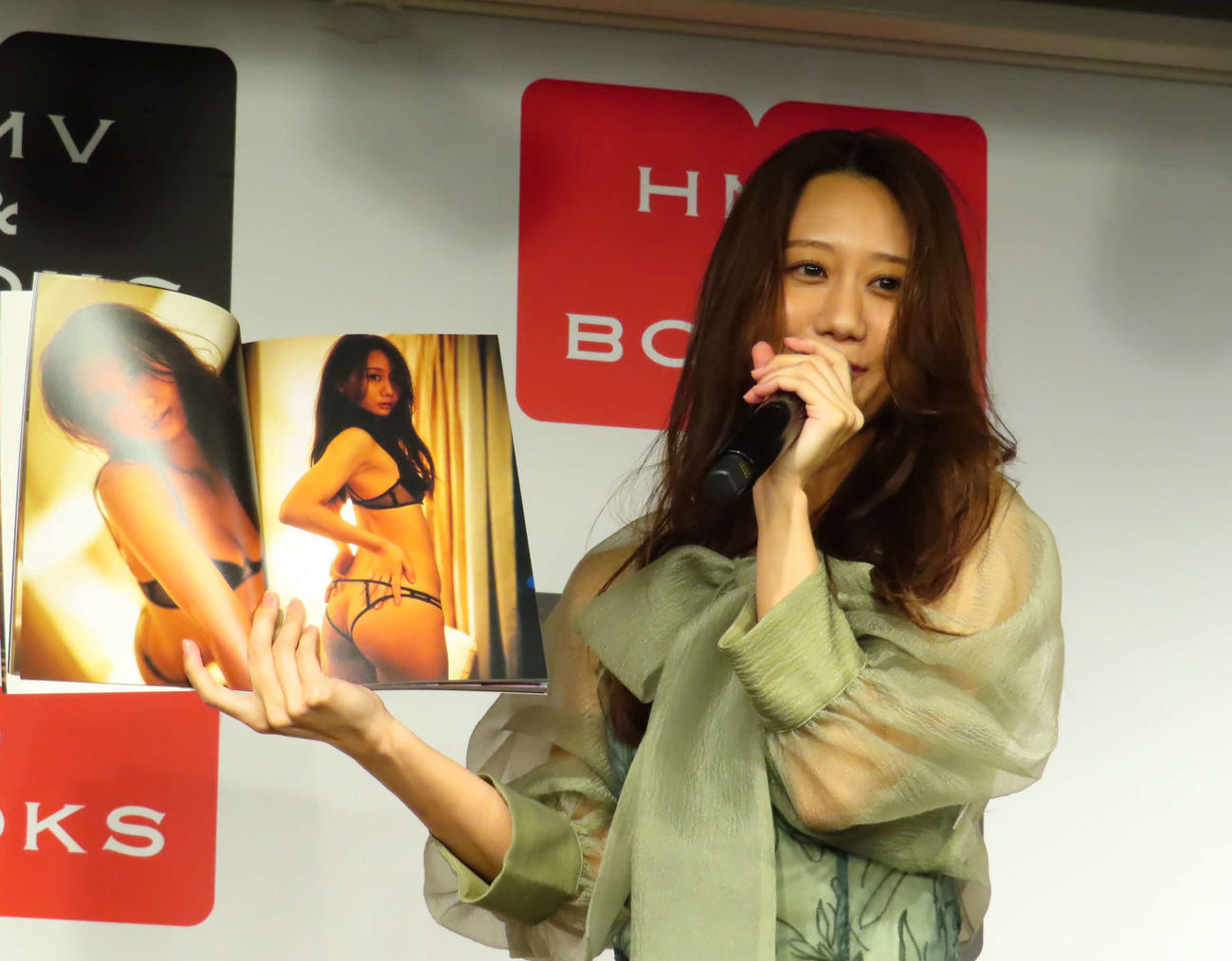 セカンド写真集「知らない私」発売記念イベントでお気に入りカットを見せる古畑奈和