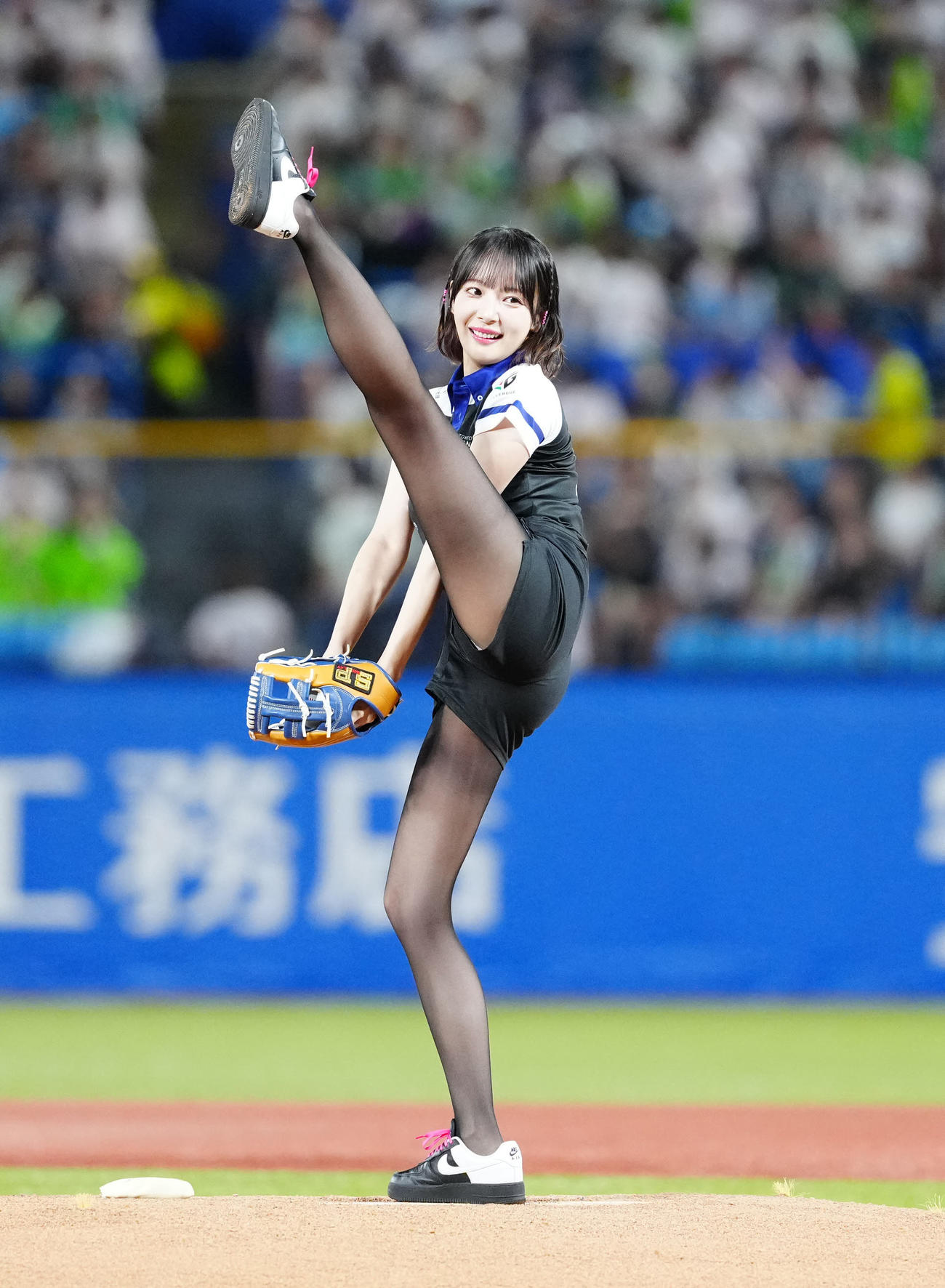 ヤクルト対DeNA　試合前、始球式に臨む岡田紗佳（撮影・江口和貴）