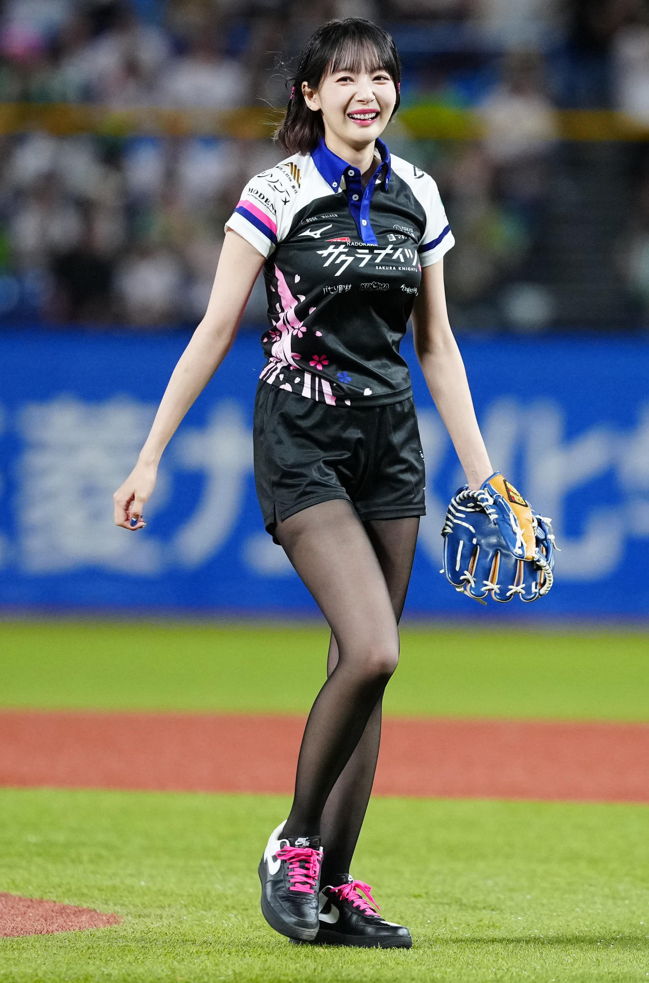 ヤクルト対DeNA　試合前、始球式に臨んだ岡田紗佳（撮影・江口和貴）