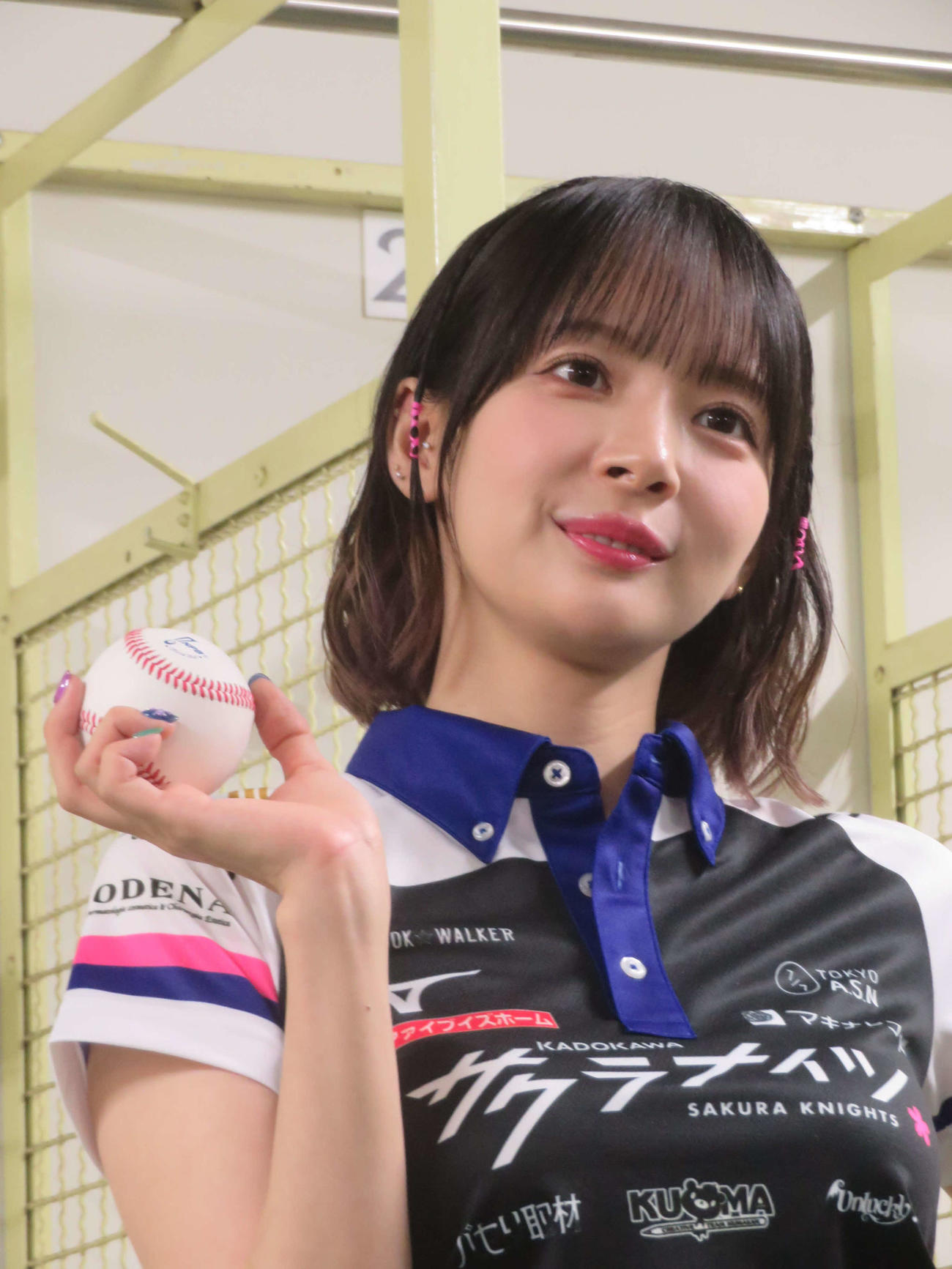 「ローソンDAY」と銘打たれたヤクルト対DeNA戦の始球式を務めた岡田紗佳（撮影・川田和博）