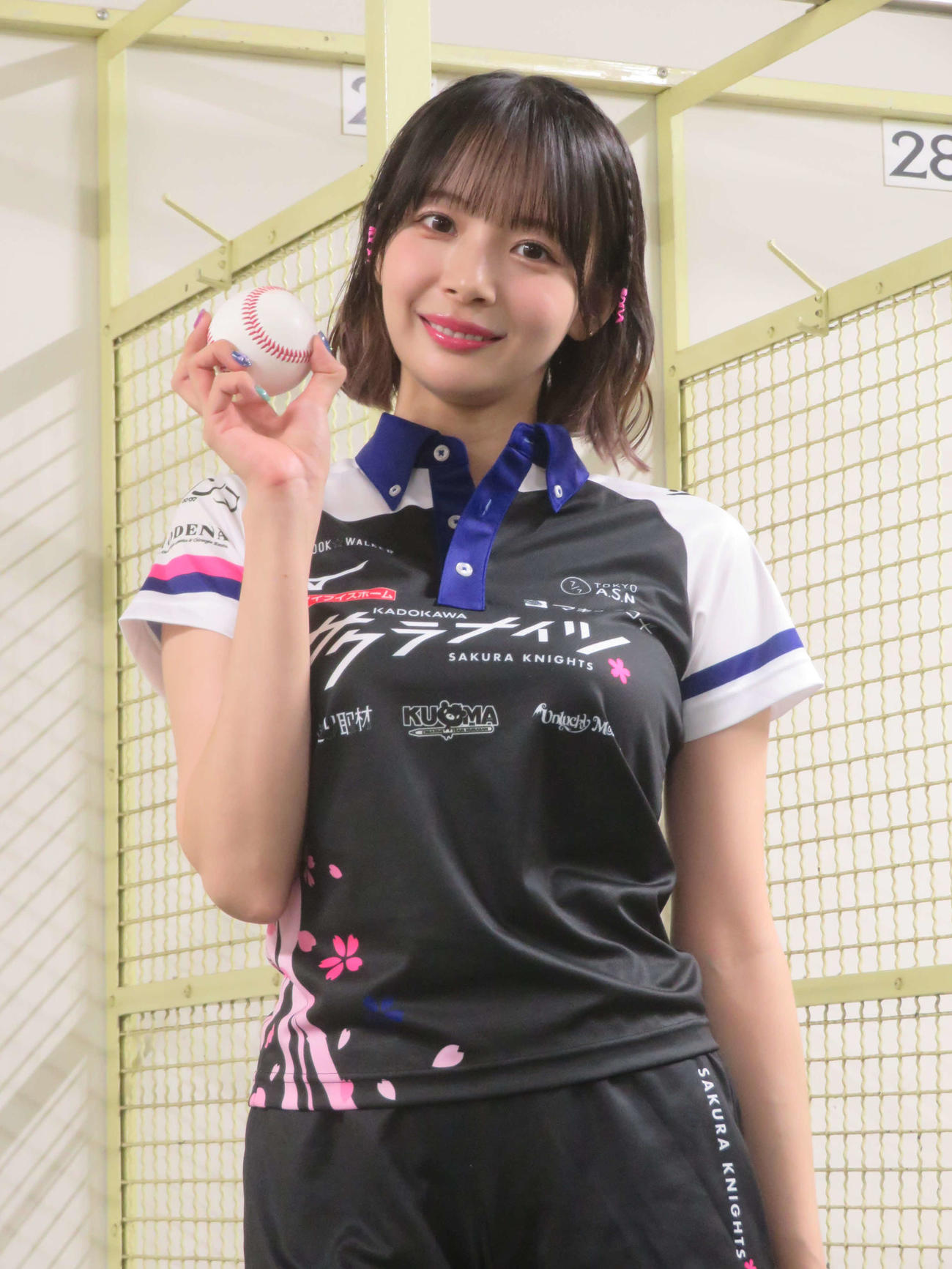 「ローソンDAY」と銘打たれたヤクルト対DeNA戦の始球式を務めた岡田紗佳（撮影・川田和博）