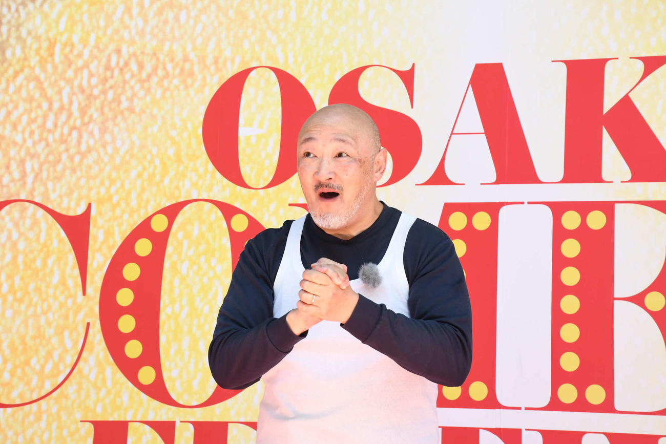 ネタを披露するくまだまさし（撮影・阪口孝志）