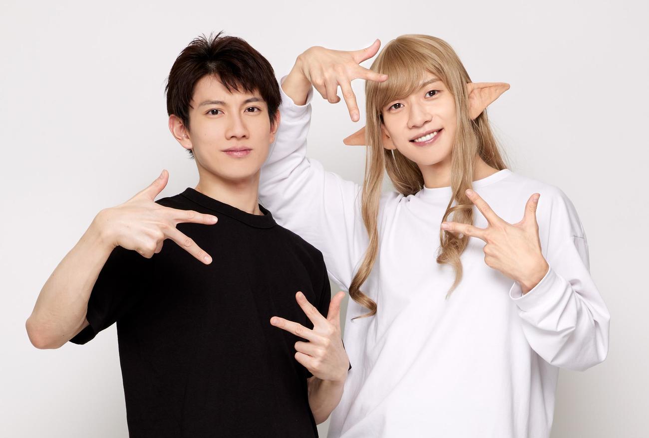 ドラマ「#神奈川に住んでるエルフの『どきどき！エルフどき！』」のエンディングテーマNo.1「神奈川～エルフも人間も皆、県民～」を歌う川崎の人間（左）と横浜のエルフ（C）鎧田／マイクロマガジン社／ドラマ「#かなエル」製作委員会