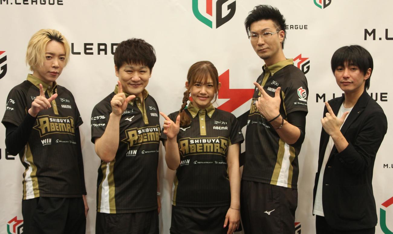 渋谷ABEMASの左から白鳥翔、多井隆晴、日向藍子、松本吉弘、塚本泰隆監督